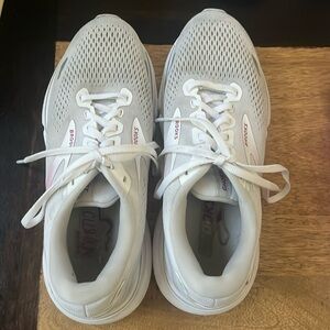 Brooks Ghost 15s White and magenta